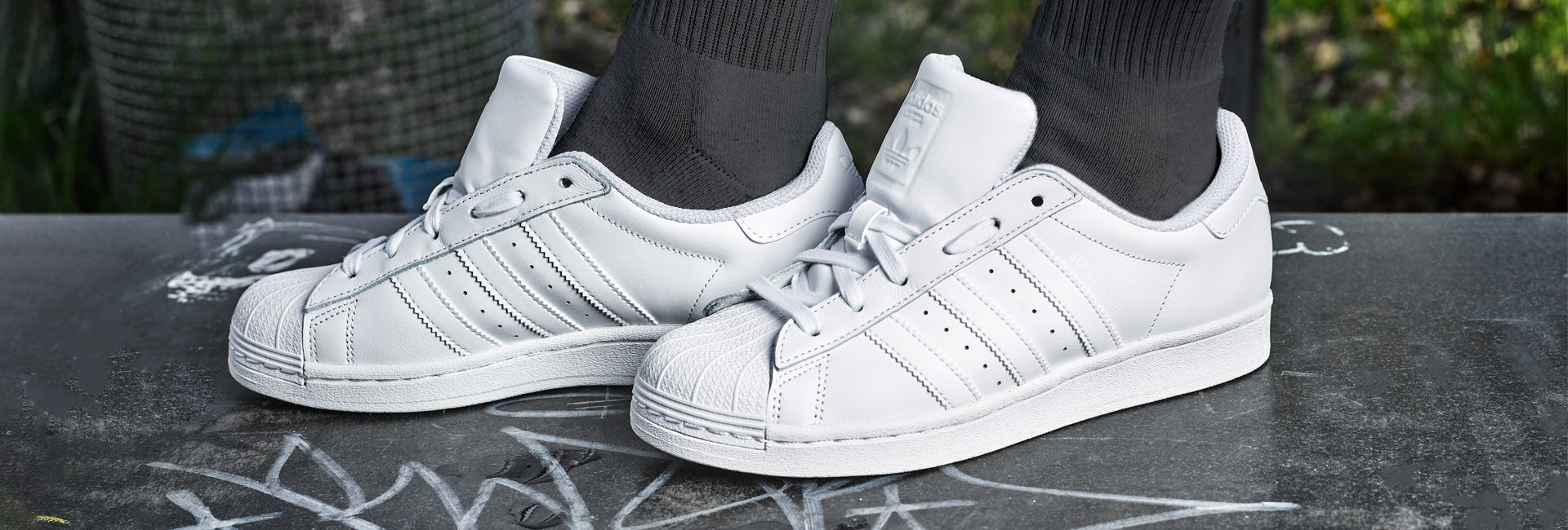 Adidas Superstar komplett weiss am fuss