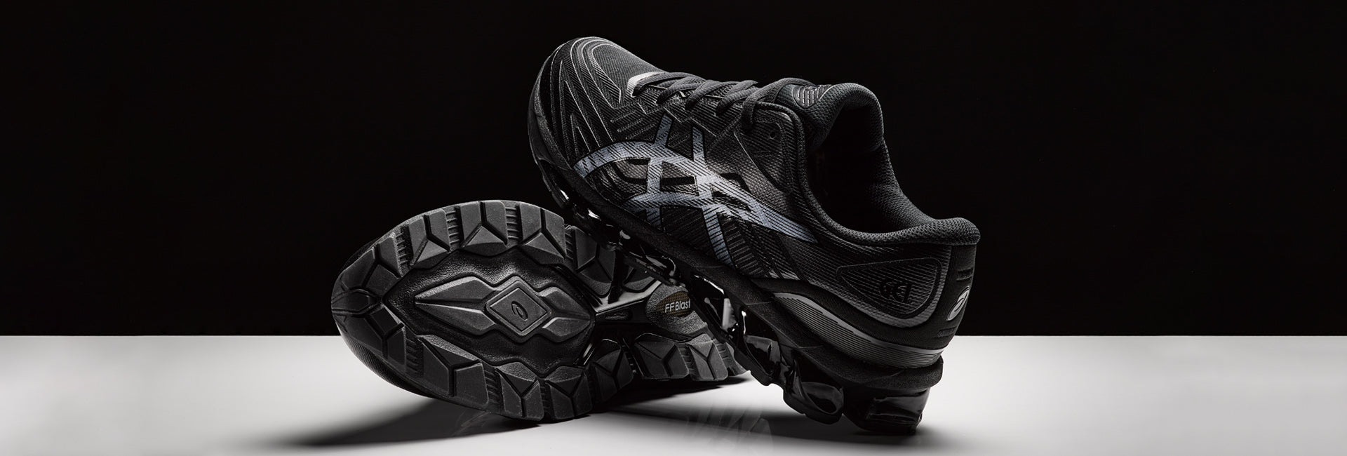 Asics Gel Quantum 360 in schwarz auf schwarzem Hintergrund