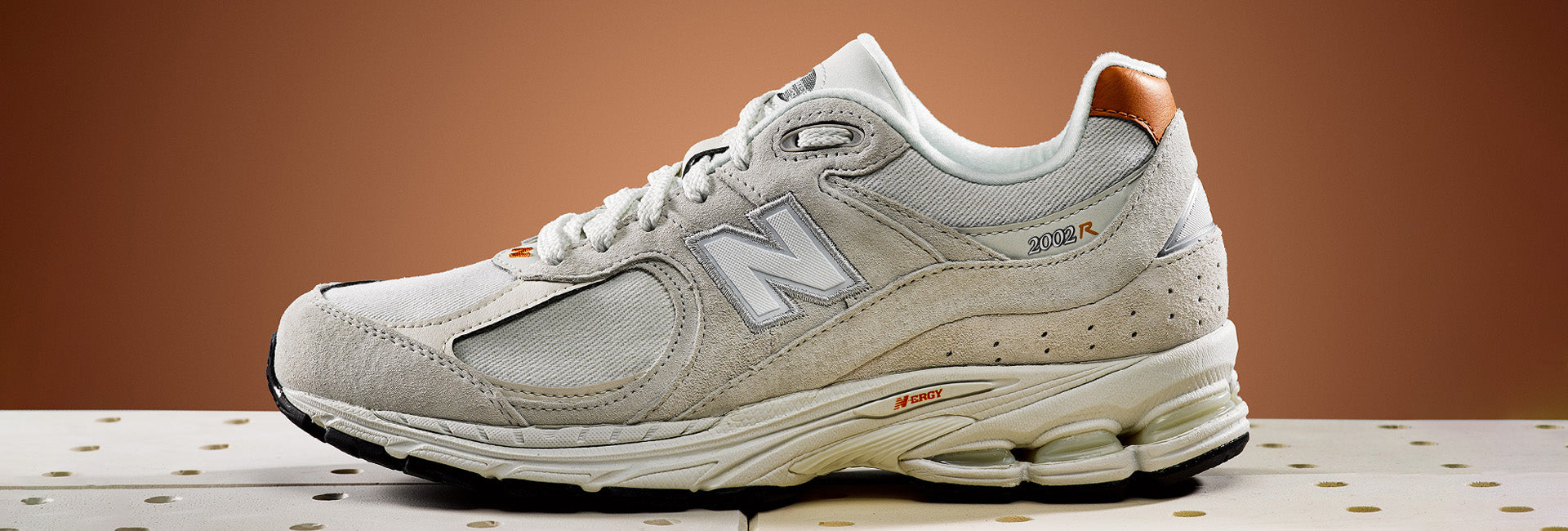 New Balance 2002R Sneaker auf weissem Boden und neutralem Hintergrund