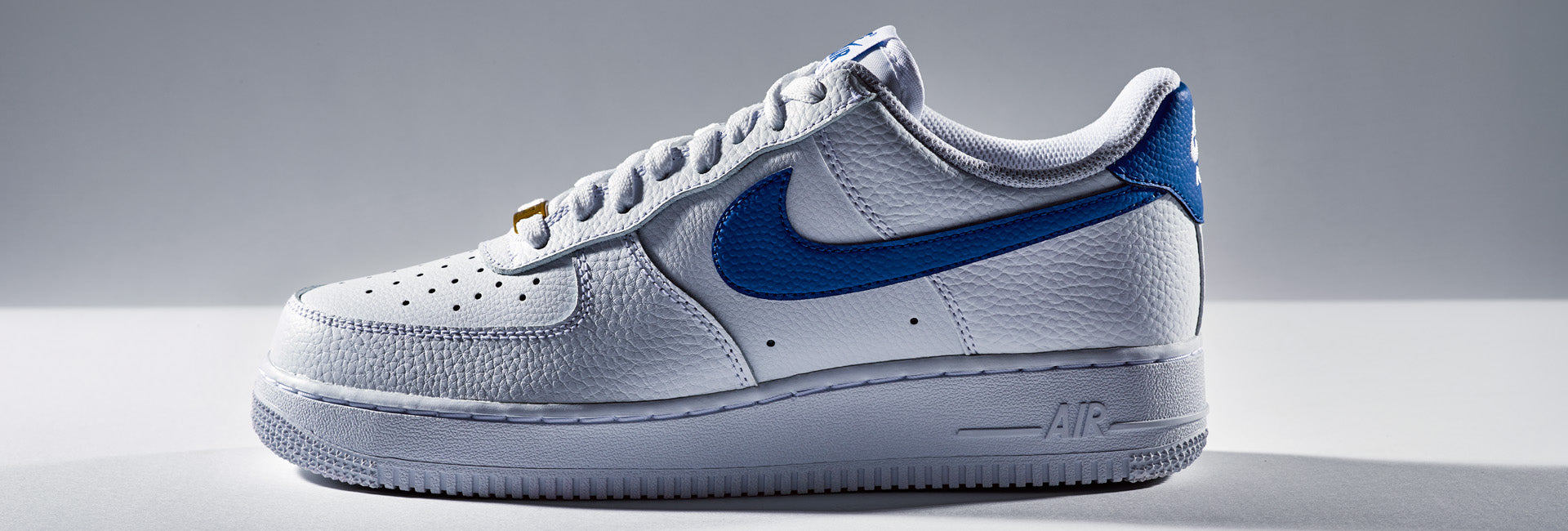 Nike Air Force one mit blauem swoosh in weiss auf weissem Hintergrund