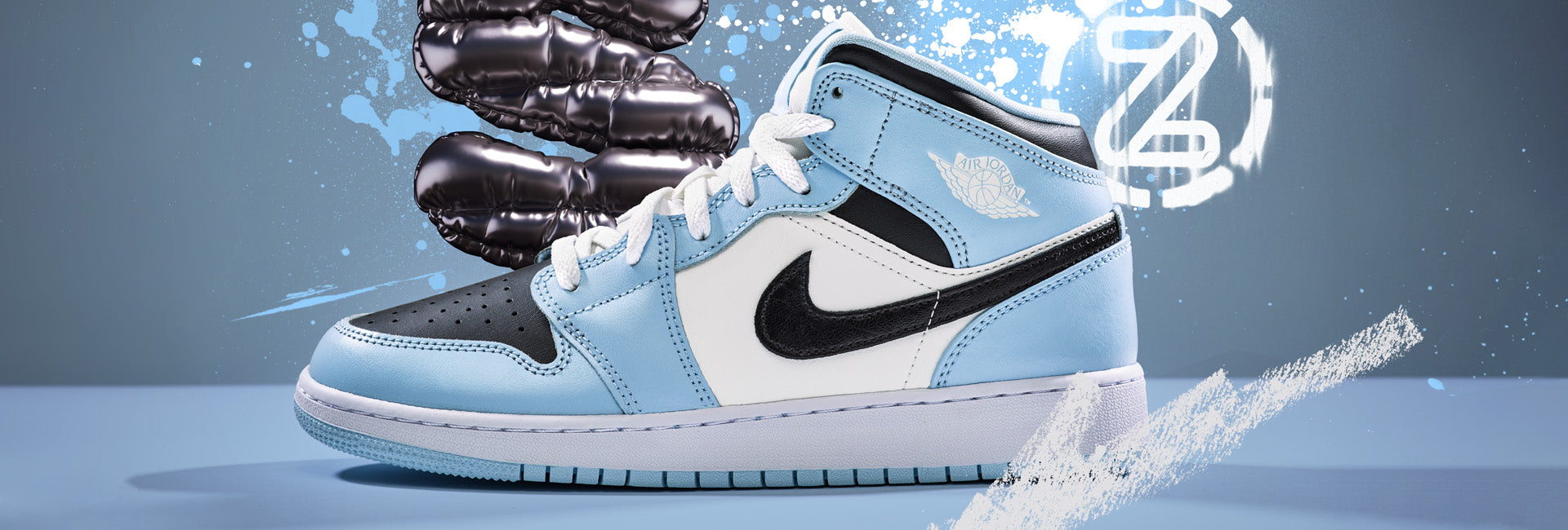 Nike Air Jordan 1 - mid ice blue auf blauem Hintergrund 