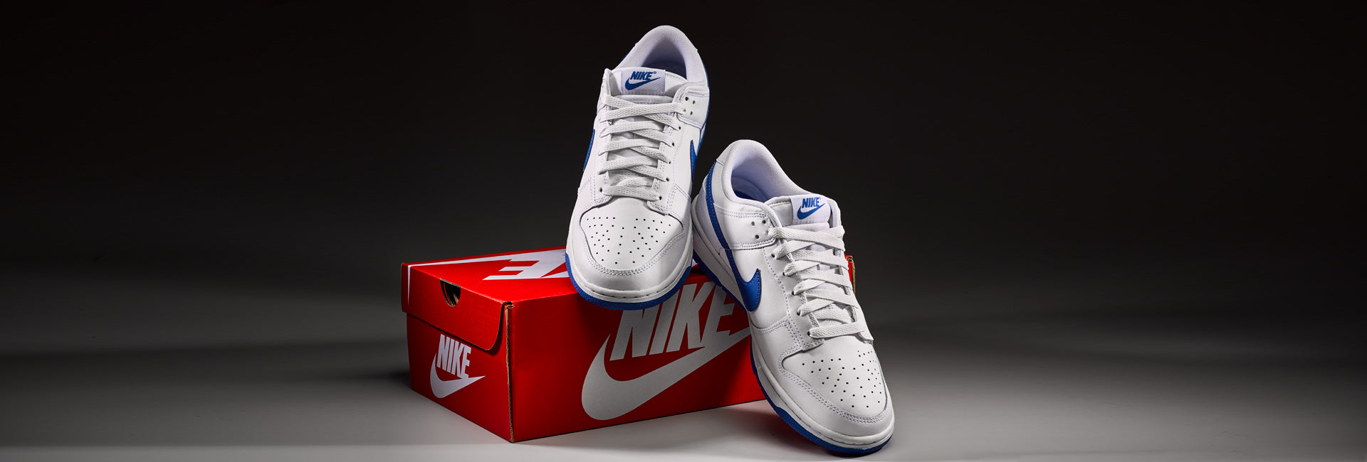 Nike Dunk Royal weiss blau mit Box auf Schwarzem Hintergrund